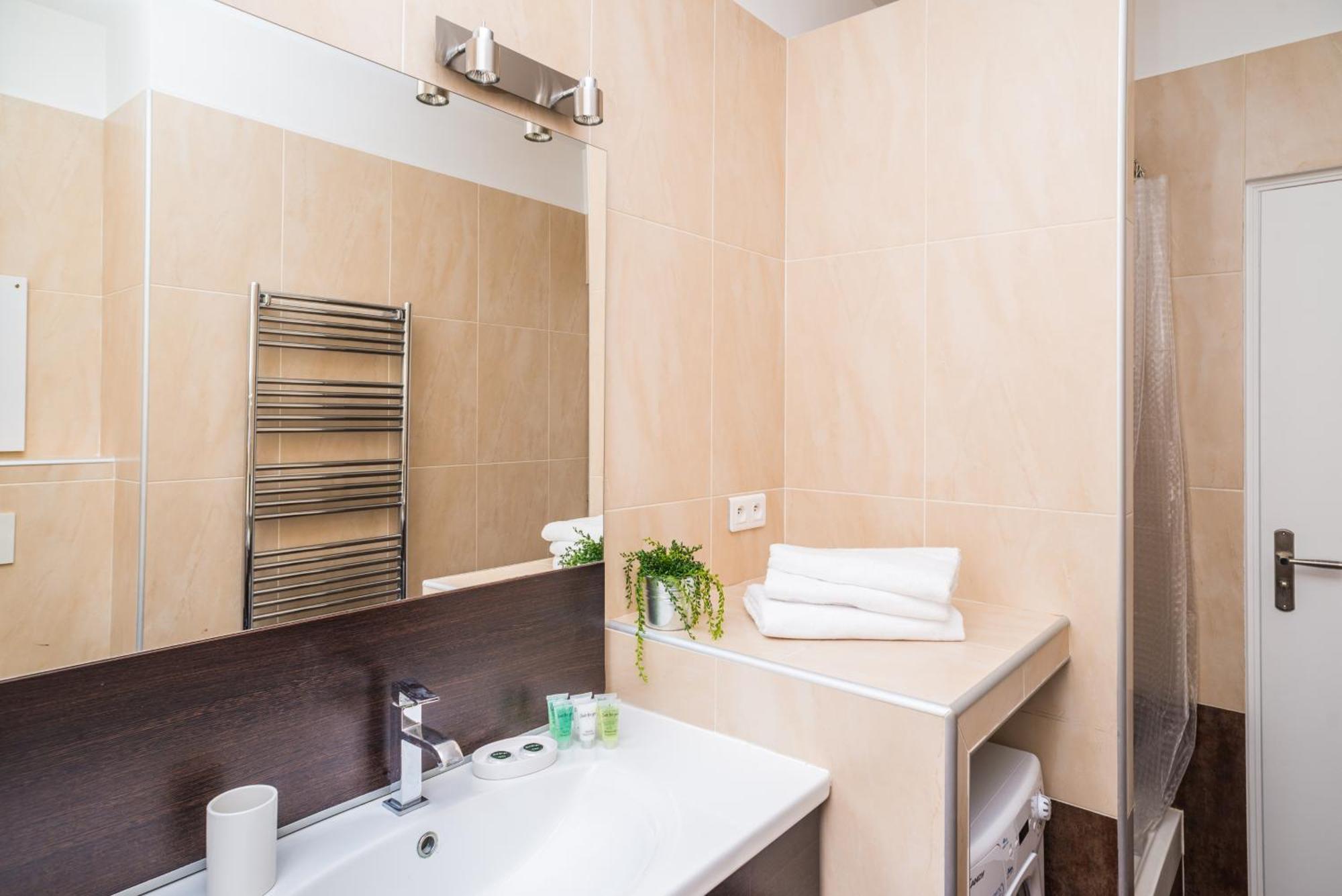 Modern 2-Bedroom City Center Apartment Ница Екстериор снимка