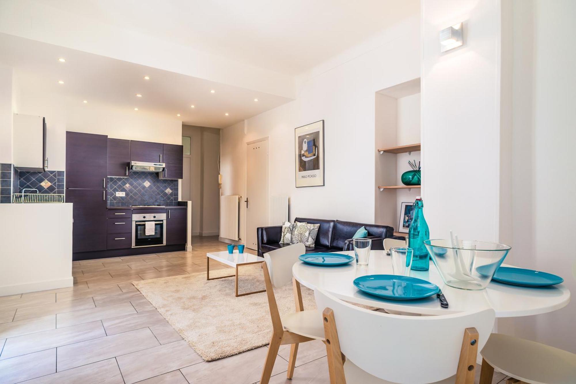 Modern 2-Bedroom City Center Apartment Ница Екстериор снимка